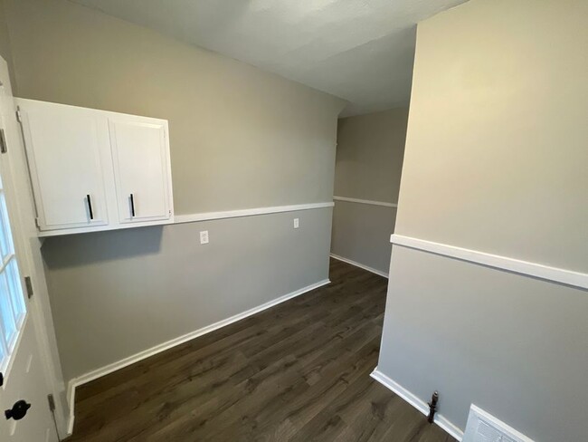 Foto del edificio - Lorain 1BR: First Floor & Fully Remodeled