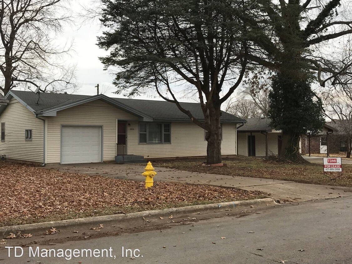 2 br, 1 bath House 1925 S Wedgewood House Rental in Springfield, MO