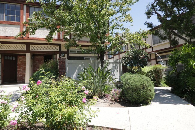 Foto del edificio - 2/Bedroom Townhome in West Hills!