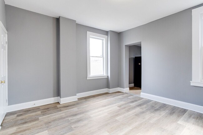 Building Photo - 3041 Kenyon Ave