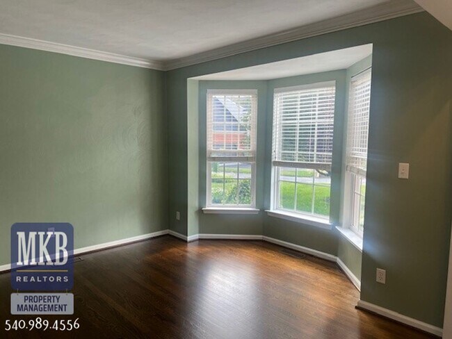 Building Photo - Luxurious 4 Bd/3.5Ba home located in The G...