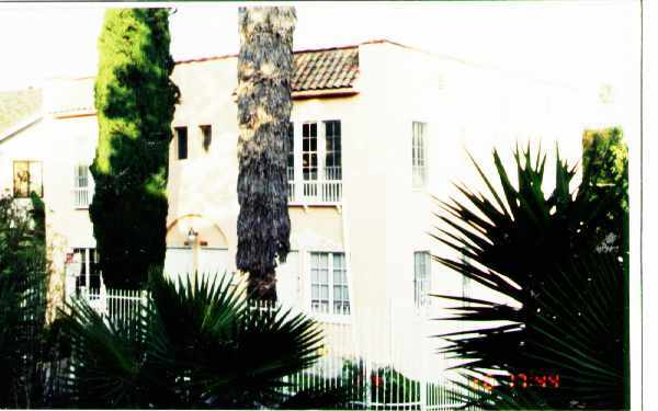 Building Photo - 900-902 N Vendome St