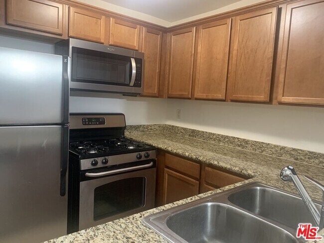 Foto del edificio - 355 N Maple St