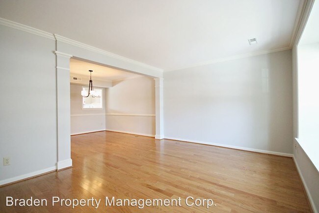 Building Photo - 3240 Gateway Cir