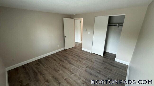 Foto del edificio - 310 Thompson Rd