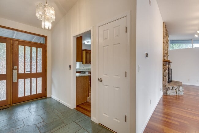 Building Photo - Updated 5 bedroom home in Woodridge neighb...
