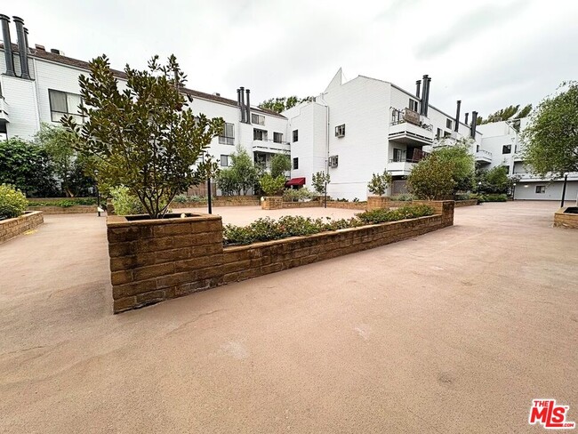 Building Photo - 13331 Moorpark St