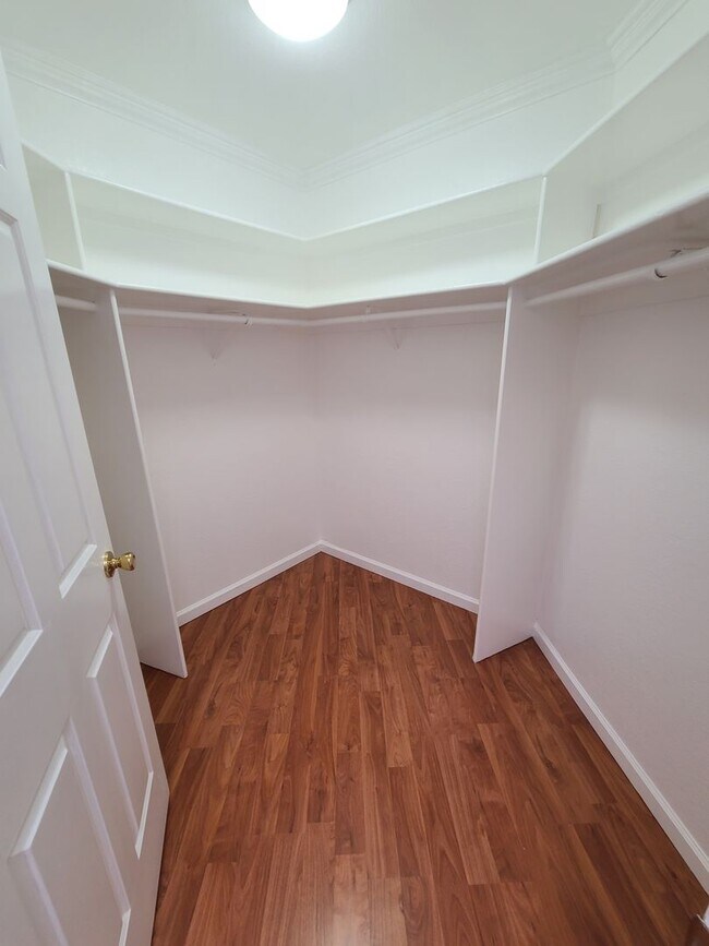 Foto del edificio - VIDEO Updated big apartment in the heart o...
