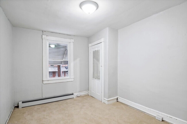 Building Photo - 616 S Van Buren St