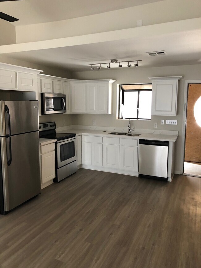 Foto del edificio - 2 bed 2 bath Town-home in Central Phoenix!...