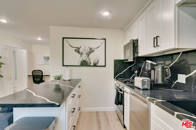 Foto del edificio - 8761 Dorrington Ave