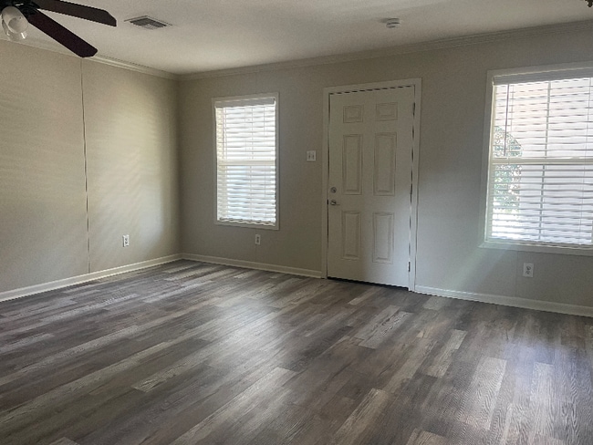 Building Photo - 600 E University Ave