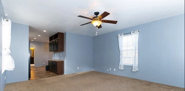 Building Photo - 6 Northglen Dr