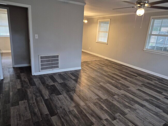 Foto del edificio - 3314 Oakridge Dr