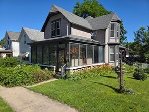 Building Photo - LARGE 4 BR HOME CLOSE TO DOWNTOWN W/ LOTS OF AMENITIES