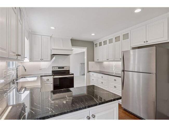 Foto del edificio - 16091 Highwood Dr