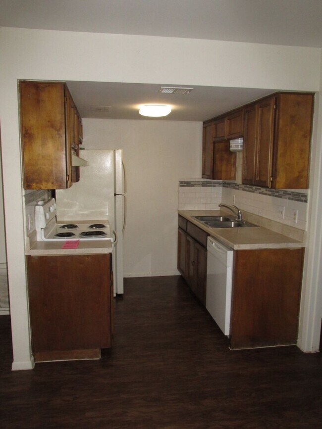 Foto del edificio - 5735 Crestmore Dr