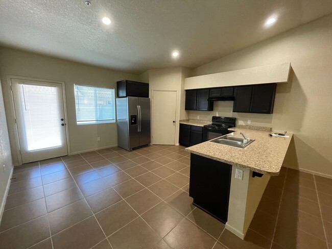 Foto del edificio - 3 Bedroom Townhome in Desert Sky!