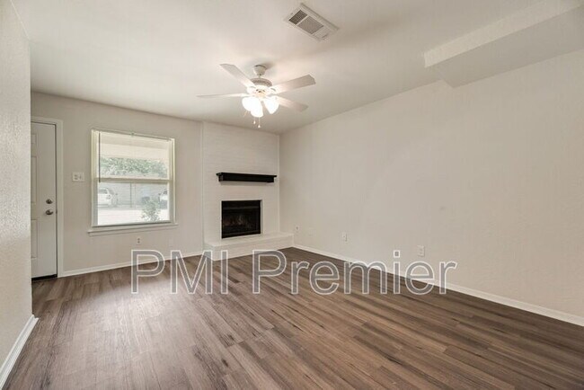 Building Photo - 105 Wildwood Ct