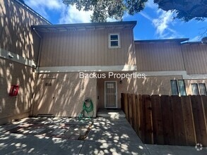 Building Photo - 33 Deer St