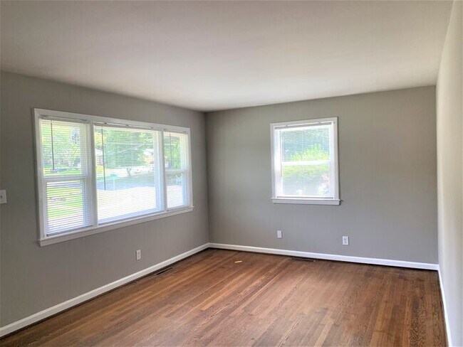 Building Photo - Home off Freeman Mill, Living Room Plus De...