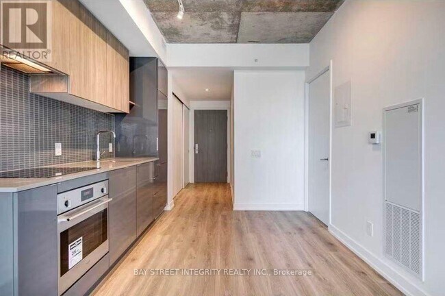 Photo du bâtiment - 161 Roehampton Ave