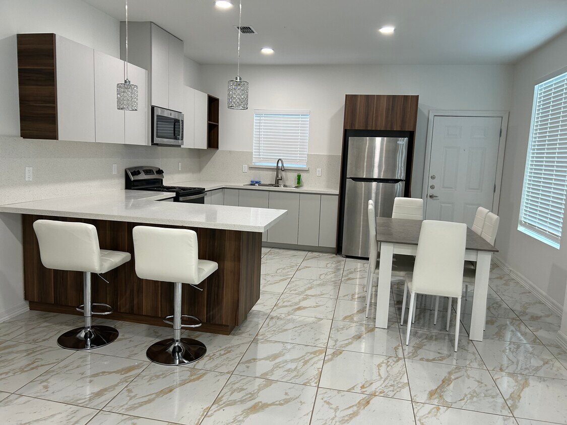 Full kitchen and dinning area - 5708 Notre Dame Ave