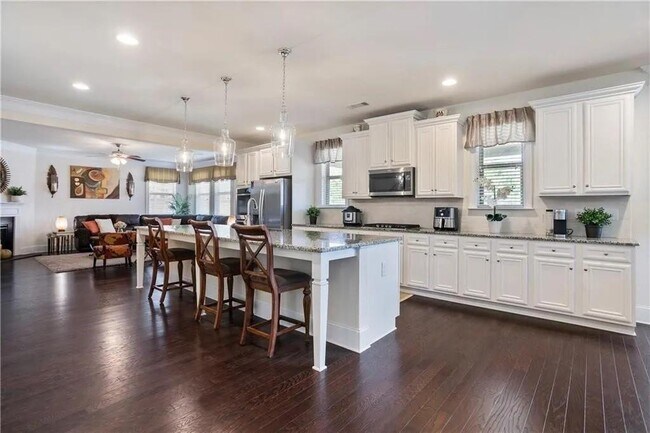 Building Photo - 1440 Dahlia Dr