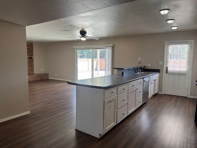 Foto del edificio - Bright & Beautiful Phoenix Home with Open Concept