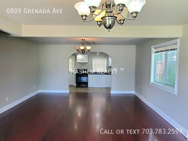 Foto del edificio - Discover Elegance in This Stunning 4-Bedro...