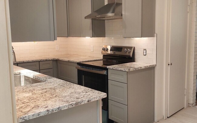 3BR, 2.5 bath + Office + Garage **August ... - 3BR,  2.5 bath + Office + Garage **August ... House