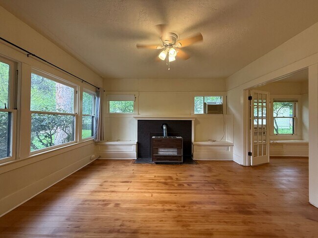 Foto del edificio - Charming, One bedroom duplex in Prime Ashland location | Available Now!