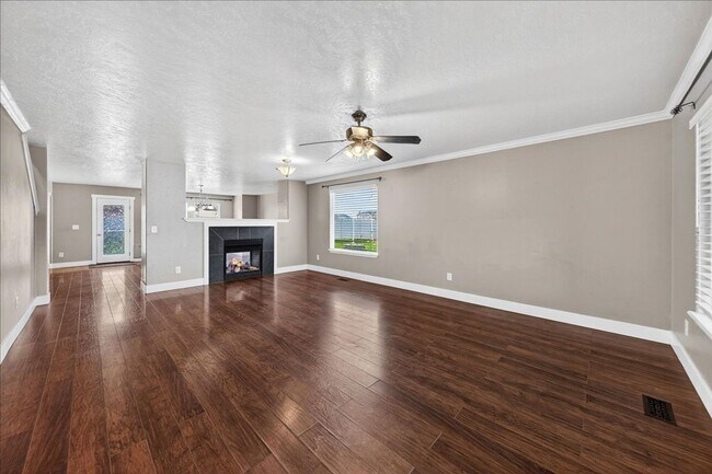 Foto del edificio - Beautiful NW Meridian Home with Privacy and Community Amenities