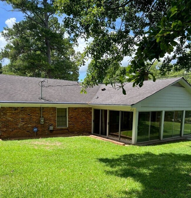 Building Photo - 114 Sunset Dr