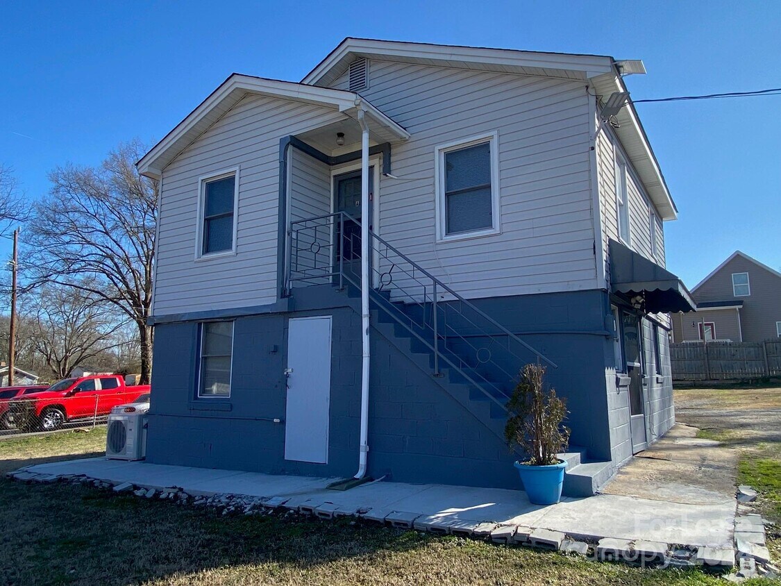 Primary Photo - 303 McAllister St