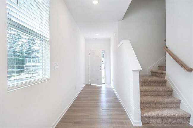 Building Photo - 5740 Thornton Dr
