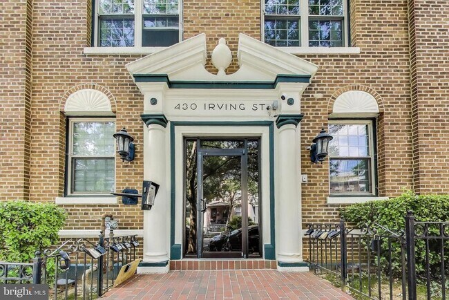Foto del edificio - 430 Irving St NW