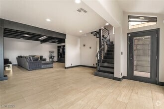 Building Photo - 2905 La Mesa Dr