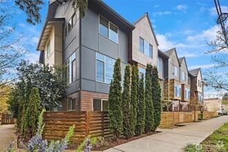 Building Photo - 4071 NE 50th St