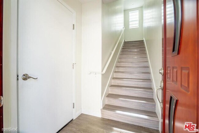 Foto del edificio - 3 br, 3 bath Townhome - 9559 Firestone Blv...
