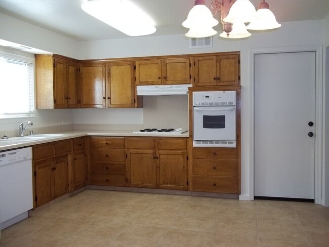 Building Photo - Spacious home recently remodeled, newer appliances & more. Lots of room!