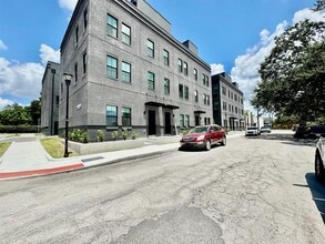 Building Photo - 1302 E Kay St