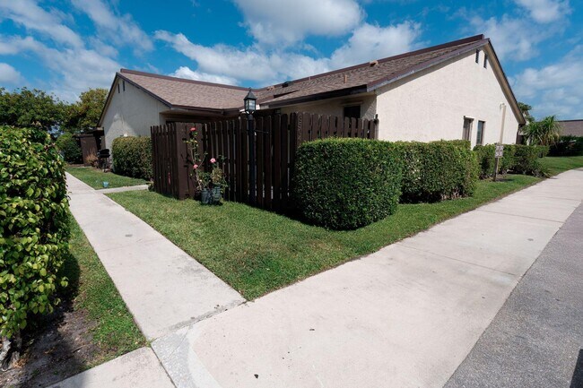 Foto del edificio - 3504 Waterview Cir