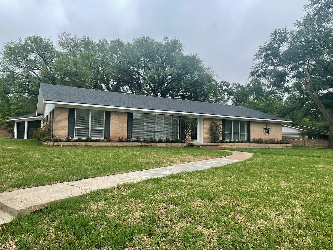 611 Woodcrest Ln, Longview, TX 75601 House Rental in Longview, TX