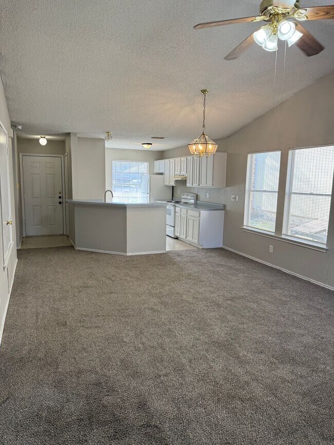 Foto del edificio - Convenient 2/2 with Garage Just Moments from Randolph AFB- Pets Welcomed