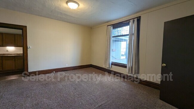 Building Photo - 825 Cottage Ave