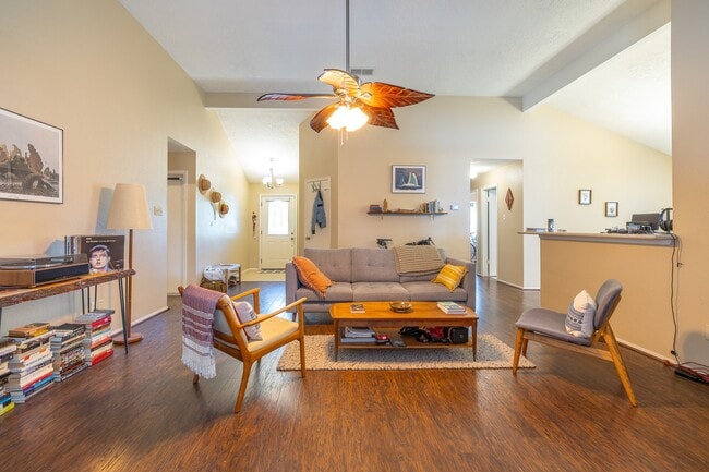 Building Photo - 421 Indianmeadow Dr