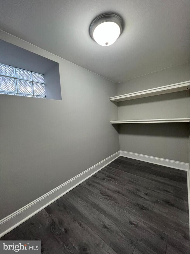 Building Photo - 138 W Sharpnack St