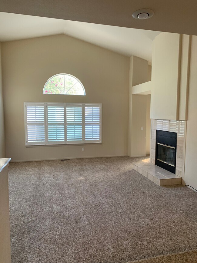 Building Photo - 531 Maria Dr