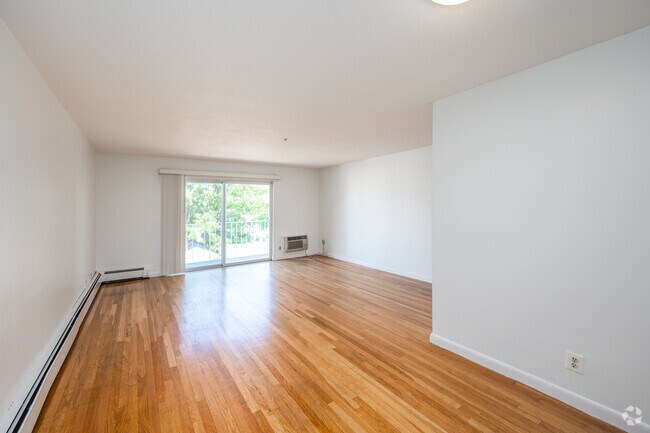 2 habitaciones, 1 baño - 800 pies cuadrados - Sala de estar/comedor - 6 Gilson Rd